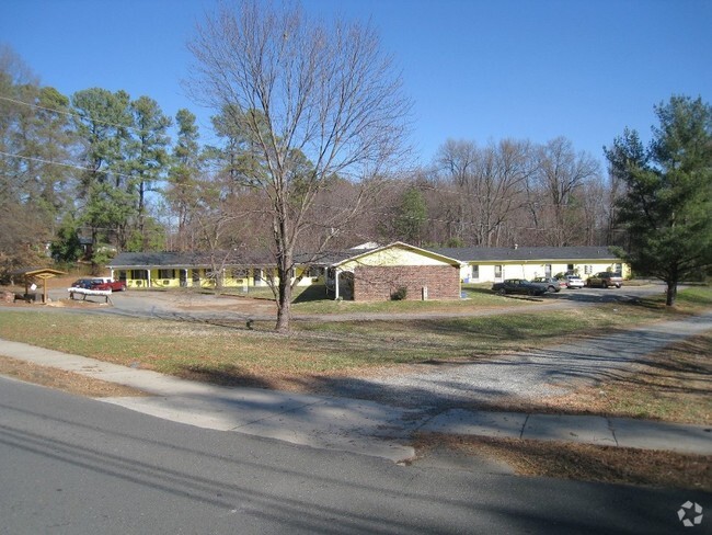 Foto del edificio - Cornelius Gardens Apartments