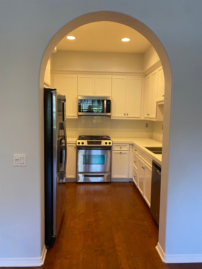 Building Photo - 101 Hallmark