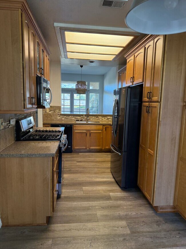 Foto del edificio - Highly Desired 3 Bedroom Townhome availabl...