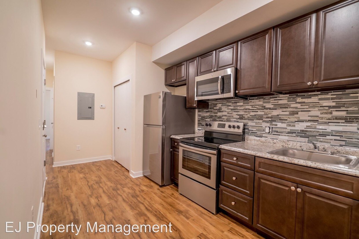 Foto principal - 3858 W Girard Ave