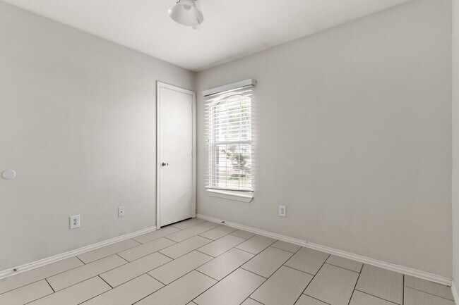 Building Photo - 5512 Golden Dr