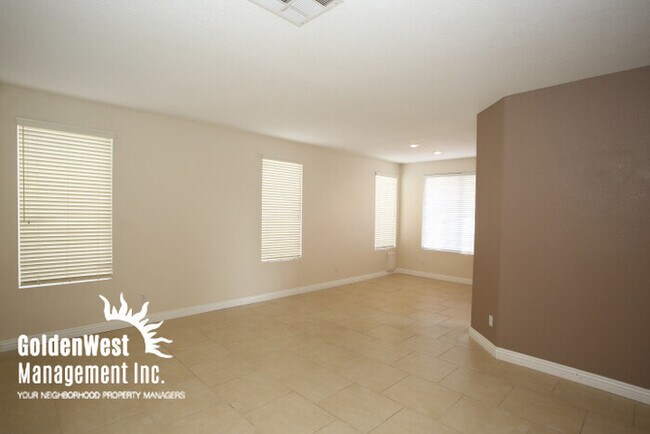 Foto del edificio - Stunning 4Bdm 2.5Ba Home in Seven Hills wi...