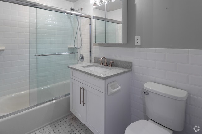 1BR,1BA - 790 SF - Bathroom - Fairfield Courtyard at Bayport Apartments