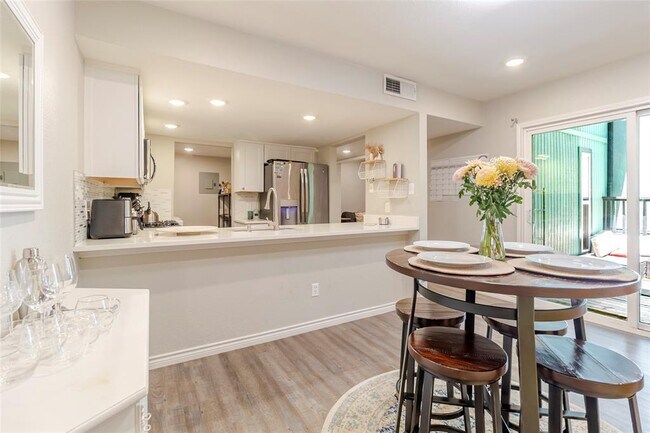 Foto del edificio - 6915 10 Oaks Cir