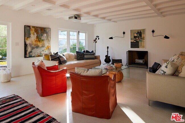 Foto del edificio - 3817 Surfwood Rd