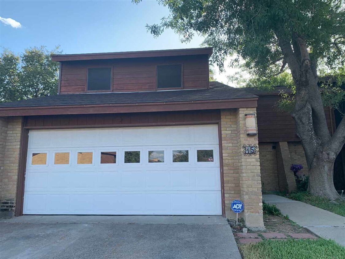 Primary Photo - 15 Quadrangle Cir
