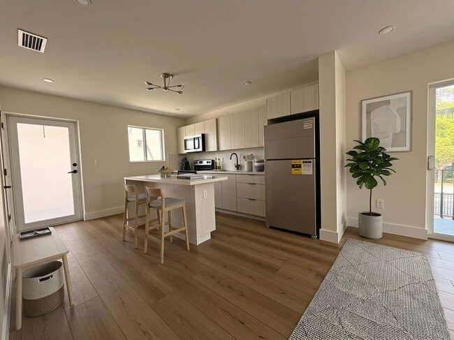 Building Photo - 1910 SW 17th Ave