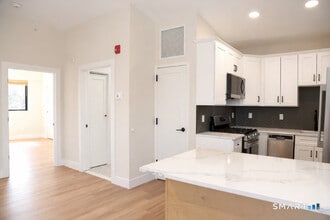 Building Photo - 937 Post Rd