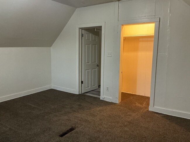 Foto del edificio - 3 bedroom single family home with detached garage