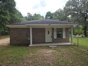 Building Photo - 2040 E Roberts Rd