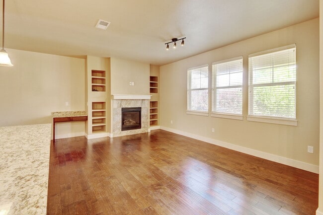 Building Photo - 2107 Sandbur Dr