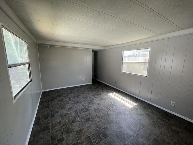 Building Photo - 140 N Pleasant Ave