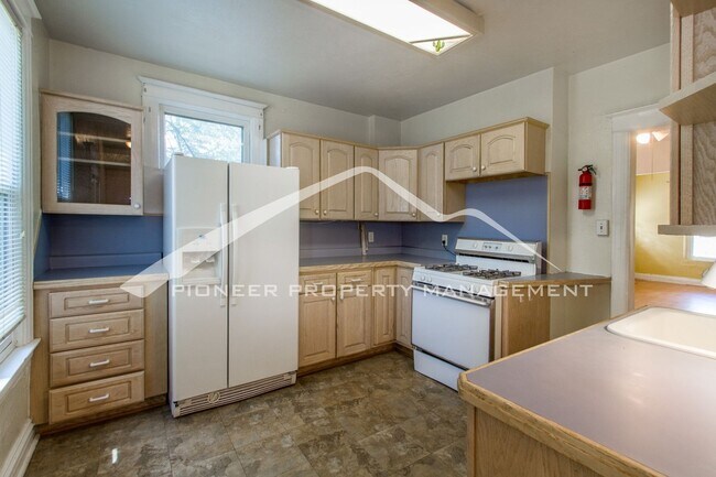 Foto del edificio - Quaint Home with Fenced Back Yard and 1 Ca...