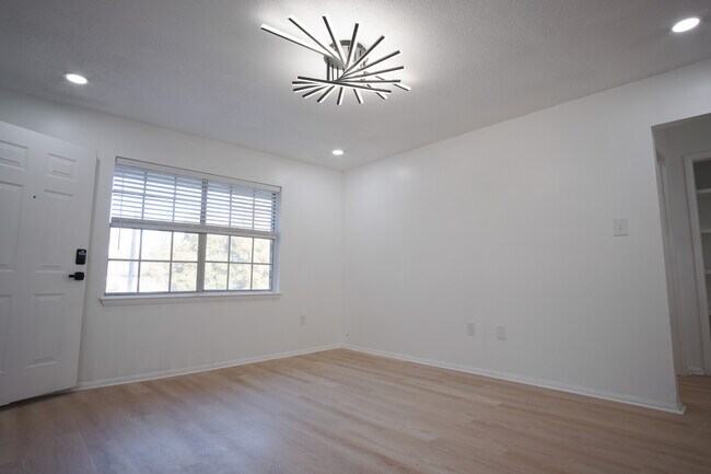 Foto del edificio - 106 Woodhouse Ln