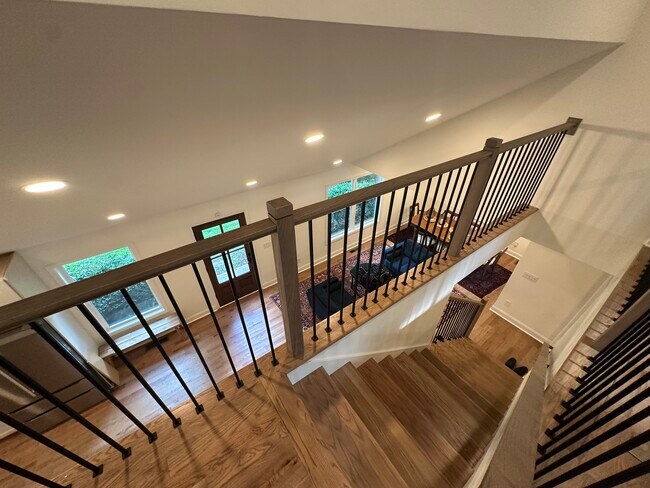 Foto del edificio - 1045 Forrest Blvd