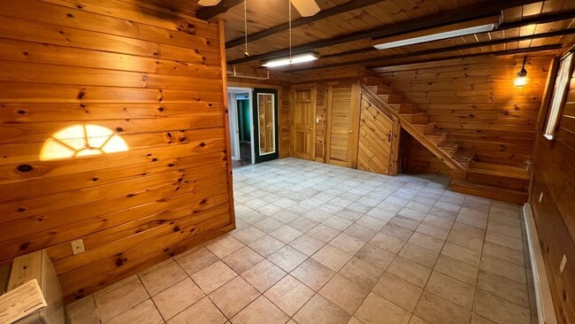 Foto del edificio - Rustic Single Family Home, Private Deck, Fenced-In Back Yard, Wood Flooring ...