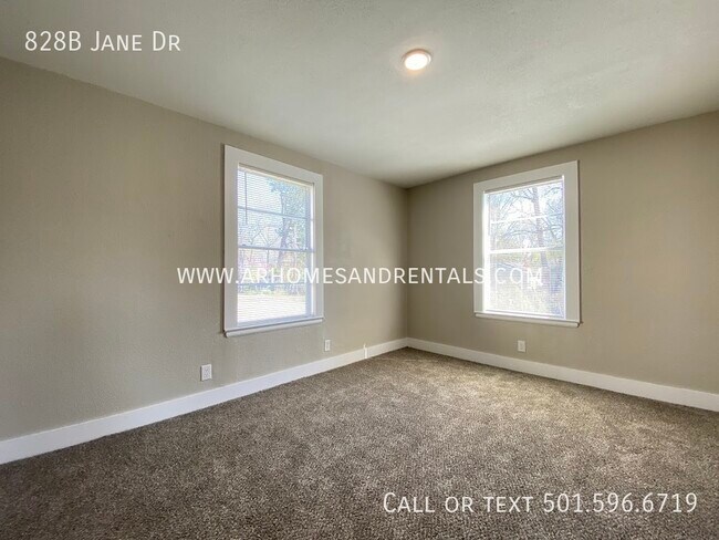 Building Photo - 828B Jane Dr | $925 | 2 beds, 1 full bath