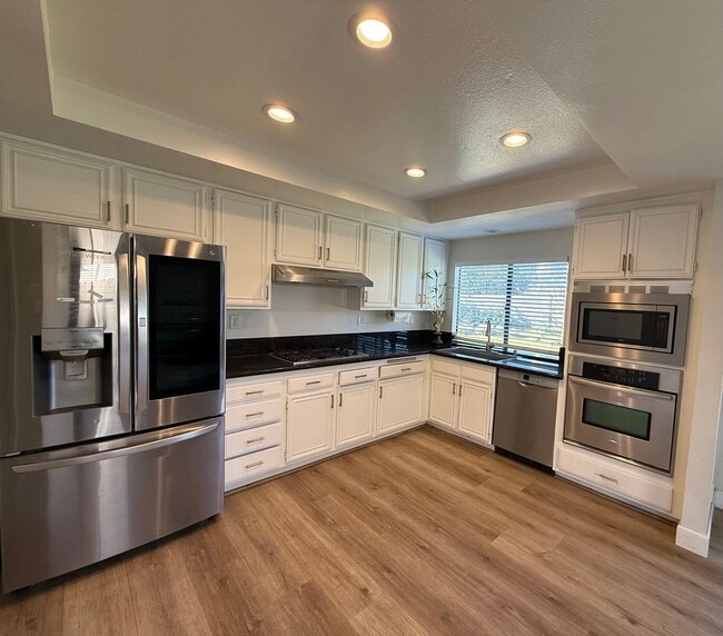 Foto del edificio - 4 Bedroom Single Story Home Available