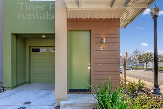 Building Photo - Gorgeous Newer Home In West Sac