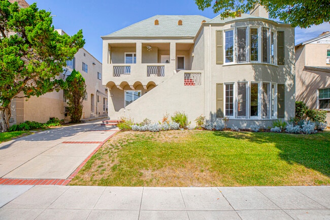 Building Photo - 741 E Doran St