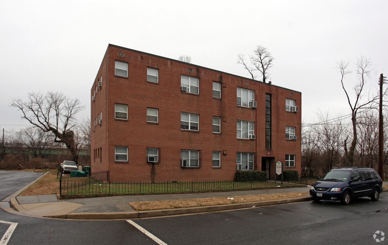 Primary Photo - River Bend Apartments