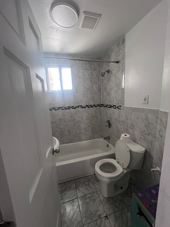 Foto del edificio - 648 E 224th St