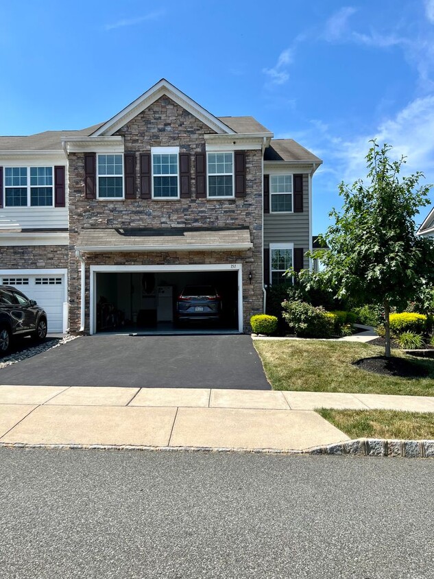 Primary Photo - Beautiful 3-Bedroom End Townhouse in Royer...