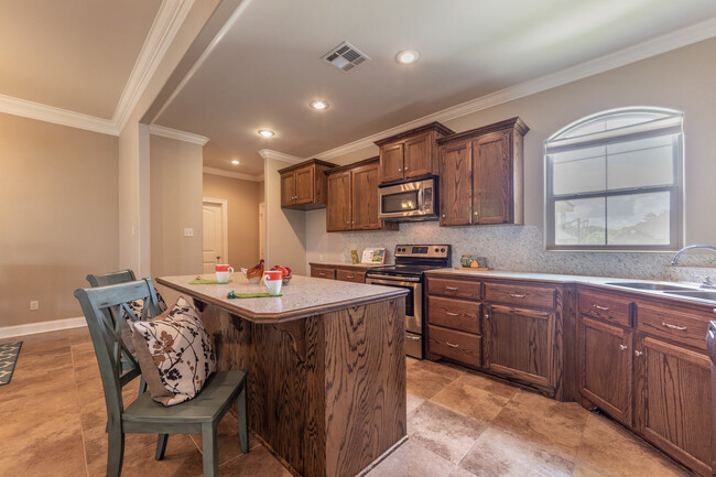 Building Photo - 913 Lillian Michel Dr