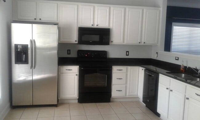 Building Photo - Lovely Townhome in Southeast Columbia