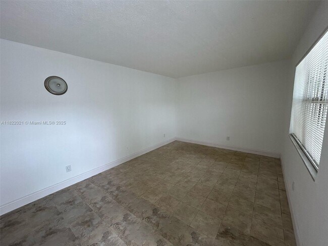 Foto del edificio - 1330 NE 127th St