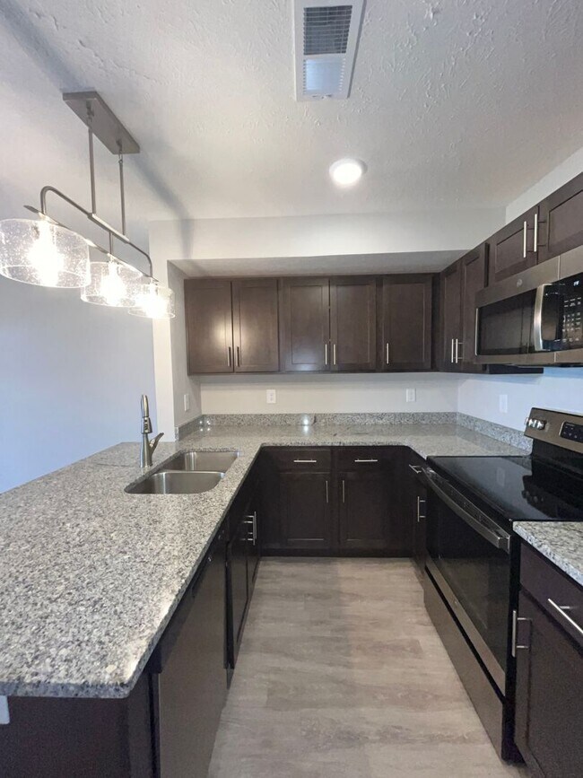 Foto del edificio - Gorgeous Townhome Available Now!