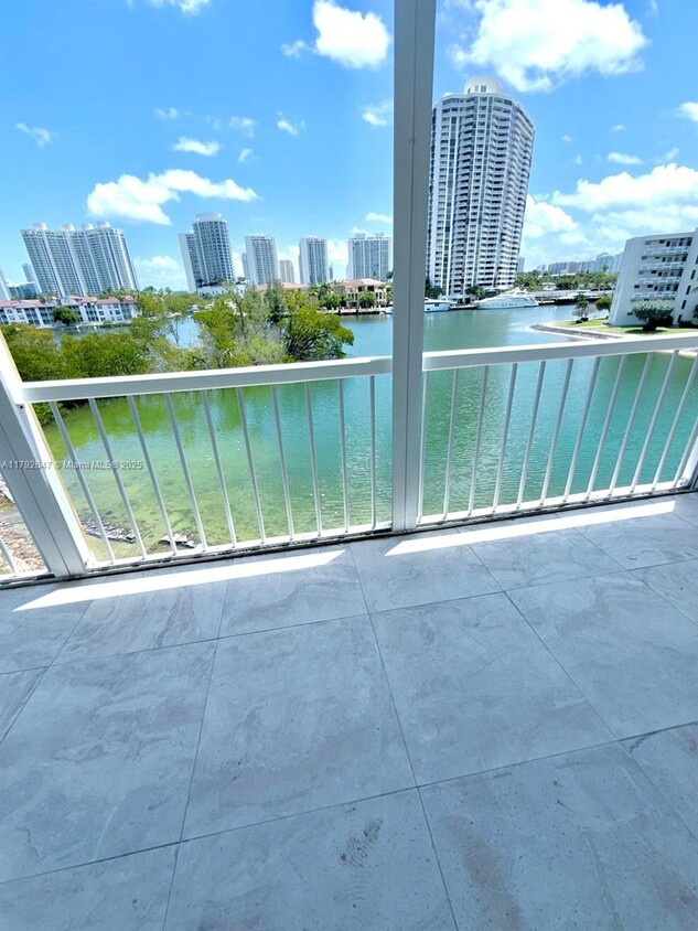 Foto principal - 2930 Point East Dr