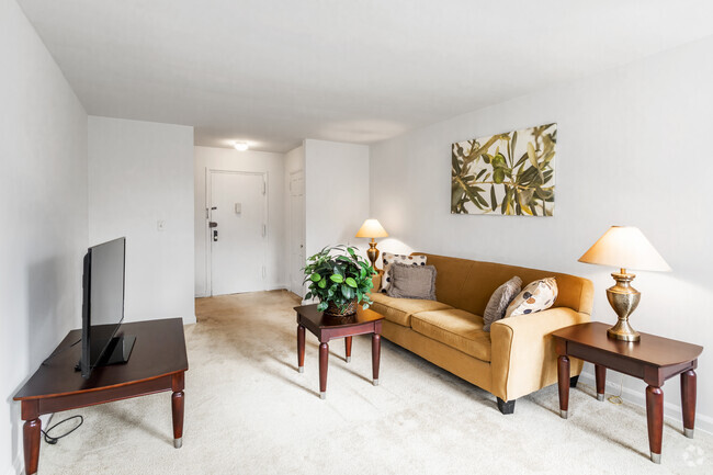 1 BR, 1 BA - 670 SF - Naylor Gardens