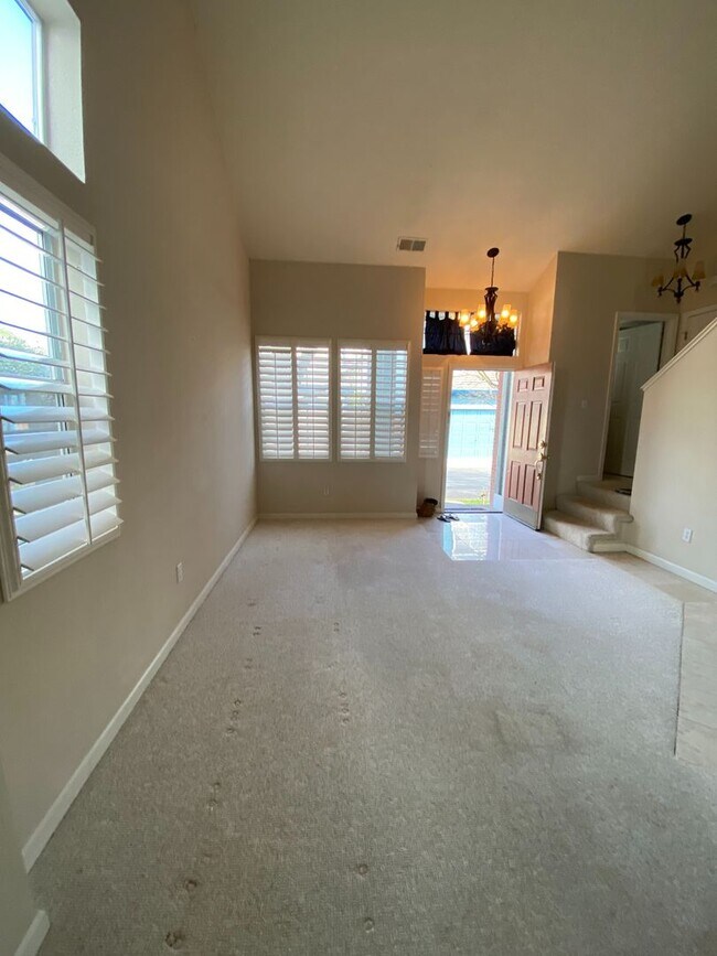 Foto del edificio - Comfortable Two Story Home in Laguna New D...