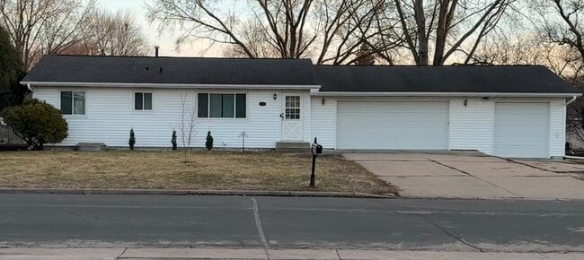 Building Photo - 1932 Carnelian Ln