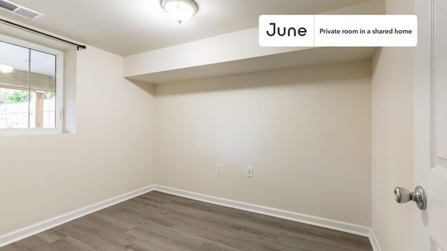 Building Photo - Private bedroom in 4 bed/3.5 bath Home