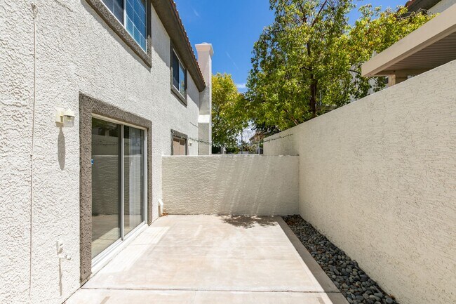 Building Photo - Amazing !! 2 Bedroom 2.5 Bathroom Townhous...