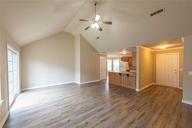 Building Photo - 245 Ravenwood Rd
