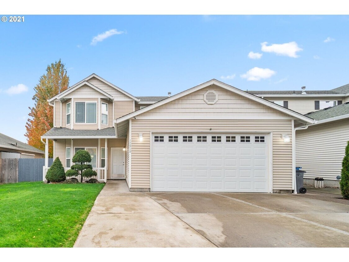 4 Bedroom 2.5 Bath Home Recently Updated with Modern Finishes - 4 Bedroom 2.5 Bath Home Recently Updated with Modern Finishes