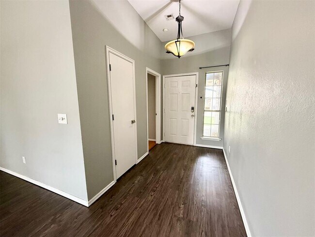 Building Photo - 2808 E Lake Dr