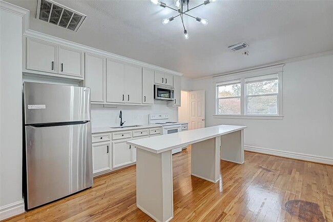Building Photo - 406 Pecore St