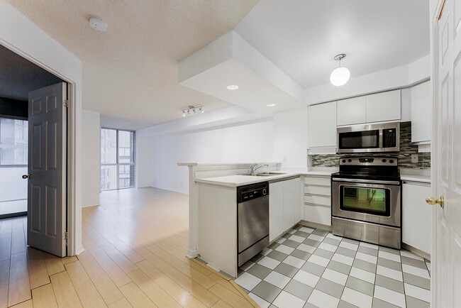 Building Photo - 801-801 King St W