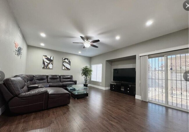 Sala de estar en la planta baja - 9848 Sonora Bend Ave