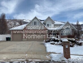 Building Photo - 723 Deer View Cir