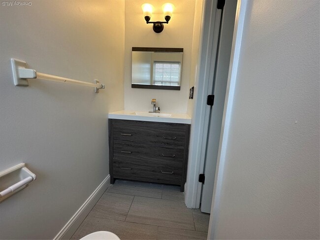 Building Photo - 256 Quassaick Ave