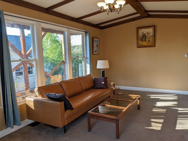 Building Photo - 713 SE 27th Ave