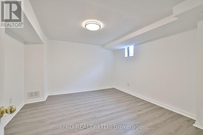 Photo du bâtiment - 627 Sheppard Ave W