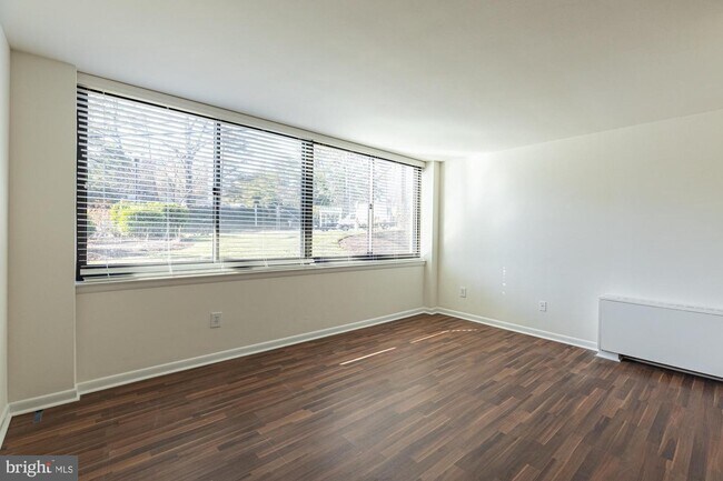Building Photo - 600 Roosevelt Blvd