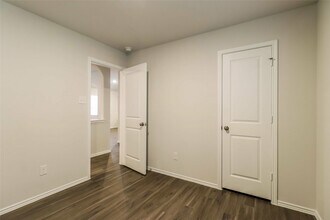 Building Photo - 2166 Middle Rdg Dr
