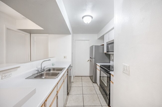Building Photo - Beautiful 1bed / 1bath condo FOR RENT at B...